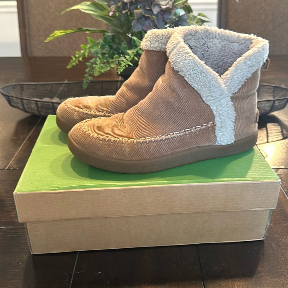 Sanuk Women’s Tan Ankle Boots Size 6.5